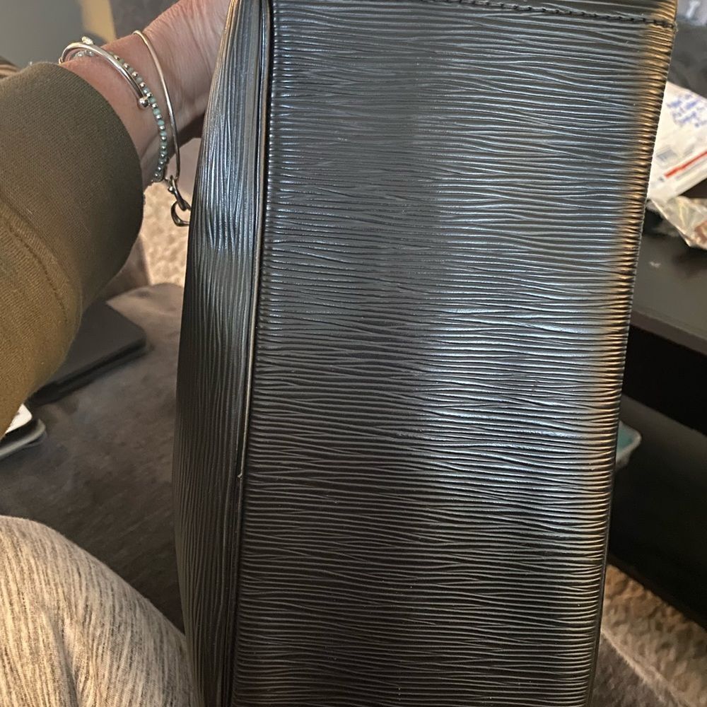 Auth Louis Vuitton blk epi‎ passy GM w/ silver hardware wallet keycase available - Picture 12 of 16